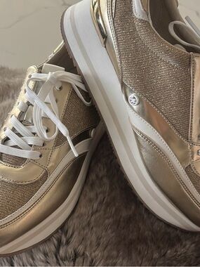 NEW Michael Kors Mariah
Glitter Platform Trainers -
Women
$75 $140